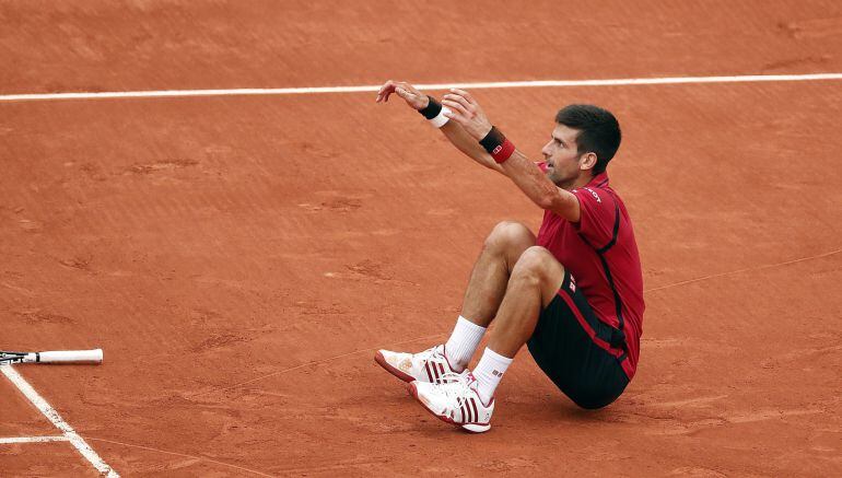 Djokovic cae a la tierra batida para celebra su éxito en Roland Garros