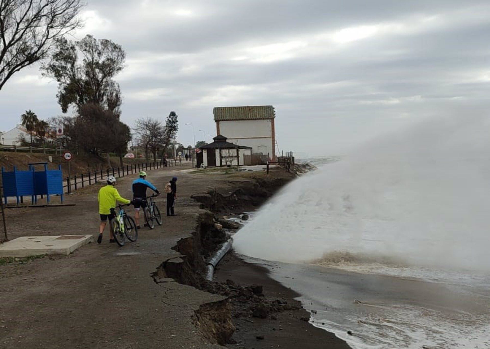 Rotura de una tubería de abastecimiento de agua en la costa de Vélez Málaga