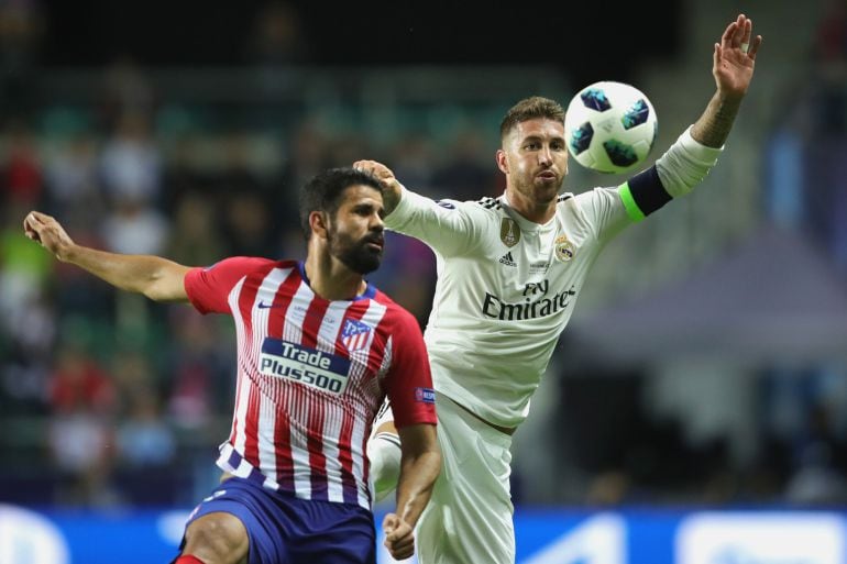 Costa pugna por un balón con Ramos en la Supercopa de Europa