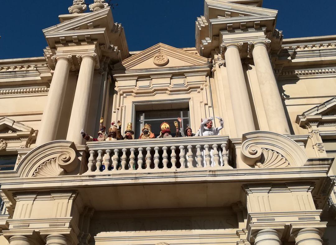 Los tres Reyes Magos saludan, junto al resto de personajes de la Cabalgata, desde el balcón de la antigua Facultad de Ciencias de la Universidad de Sevilla