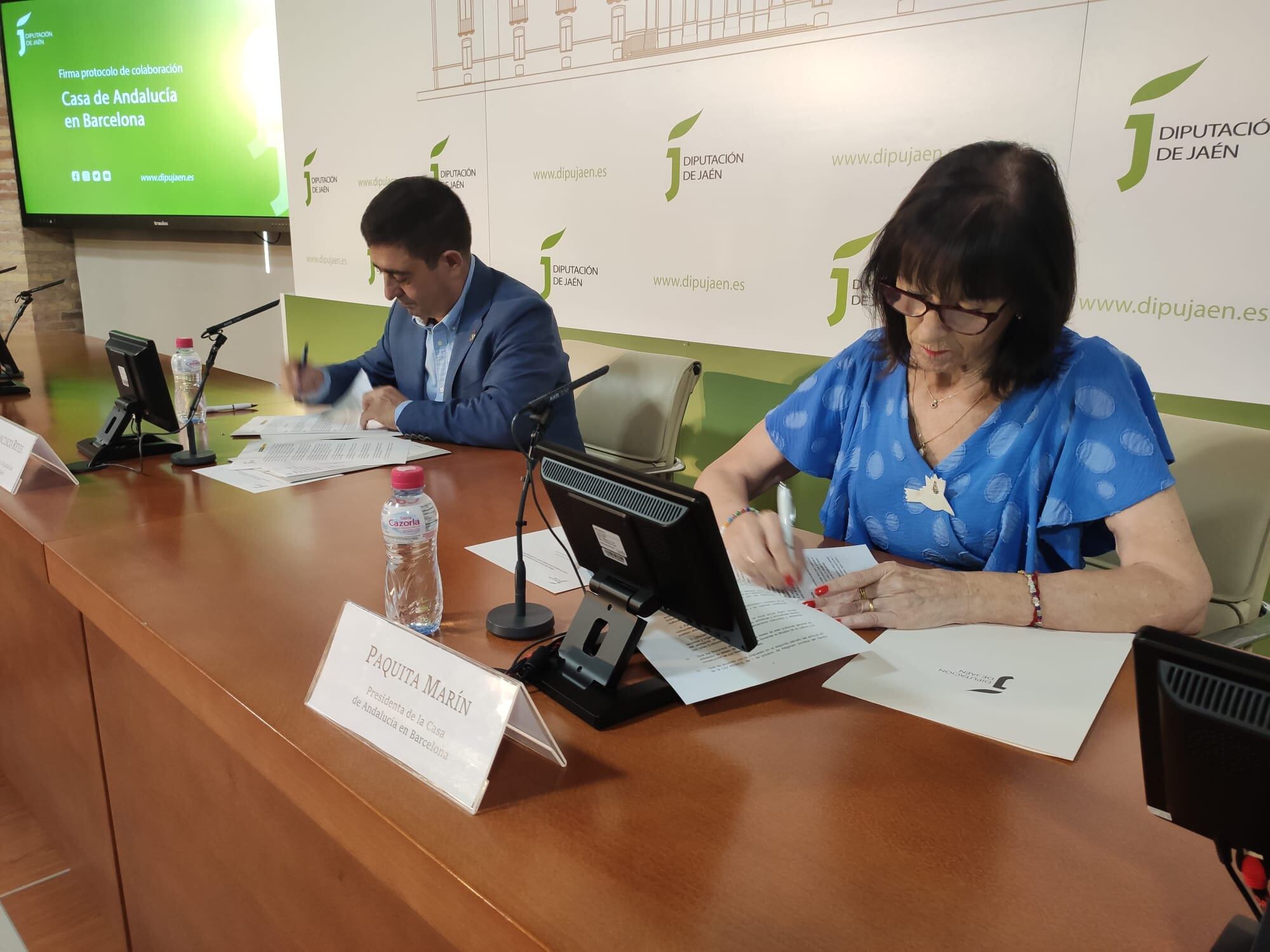 El presidente del ente provincial, Francisco Reyes, firmando un acuerdo de colaboración con la presidenta de la Casa de Andalucía en Barcelona, Paquita Marín