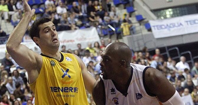 Blagota Sekulic defiende a Marcus Arnold