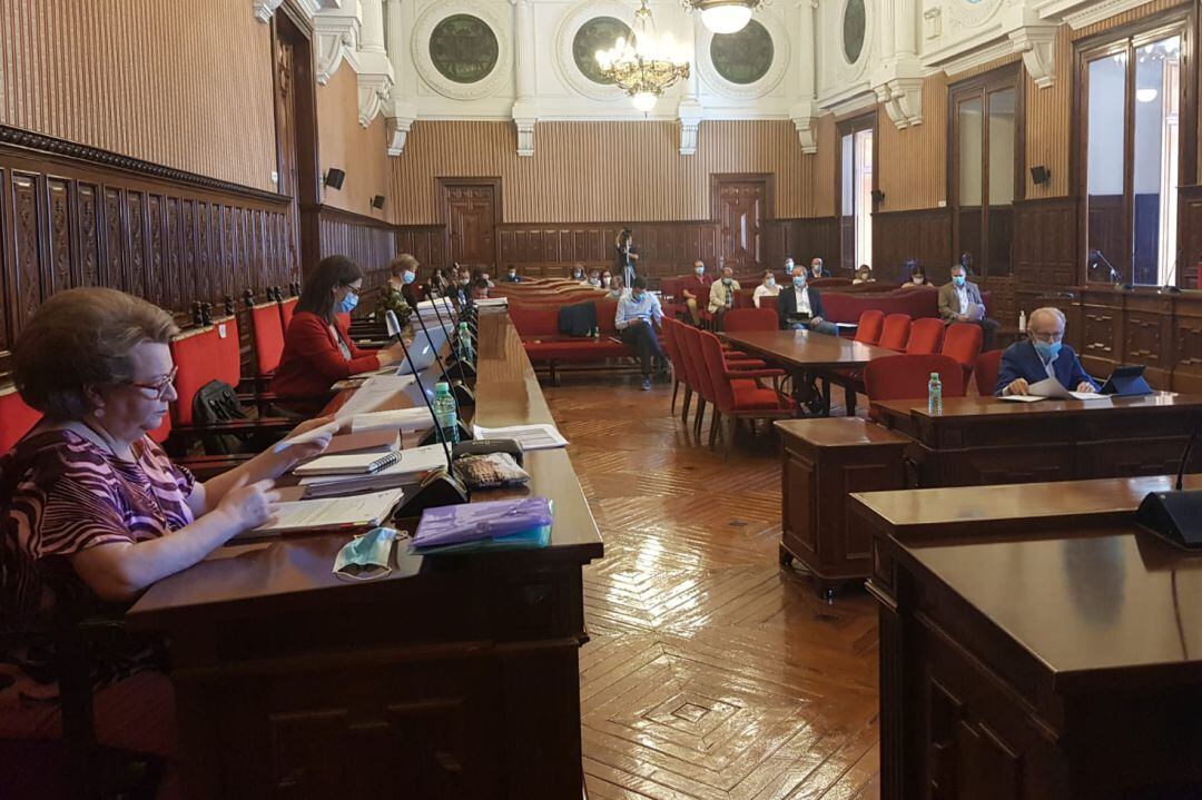 Pleno de la Diputación de Jaén. En primer plano, una de las vicepresidentas, Pilar Parra.