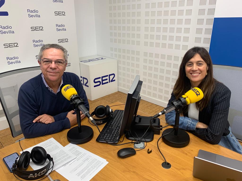 Lola Vilas, directora de Uber España, junto a Salomón Hachuel en el estudio del programa Hoy por Hoy Sevilla