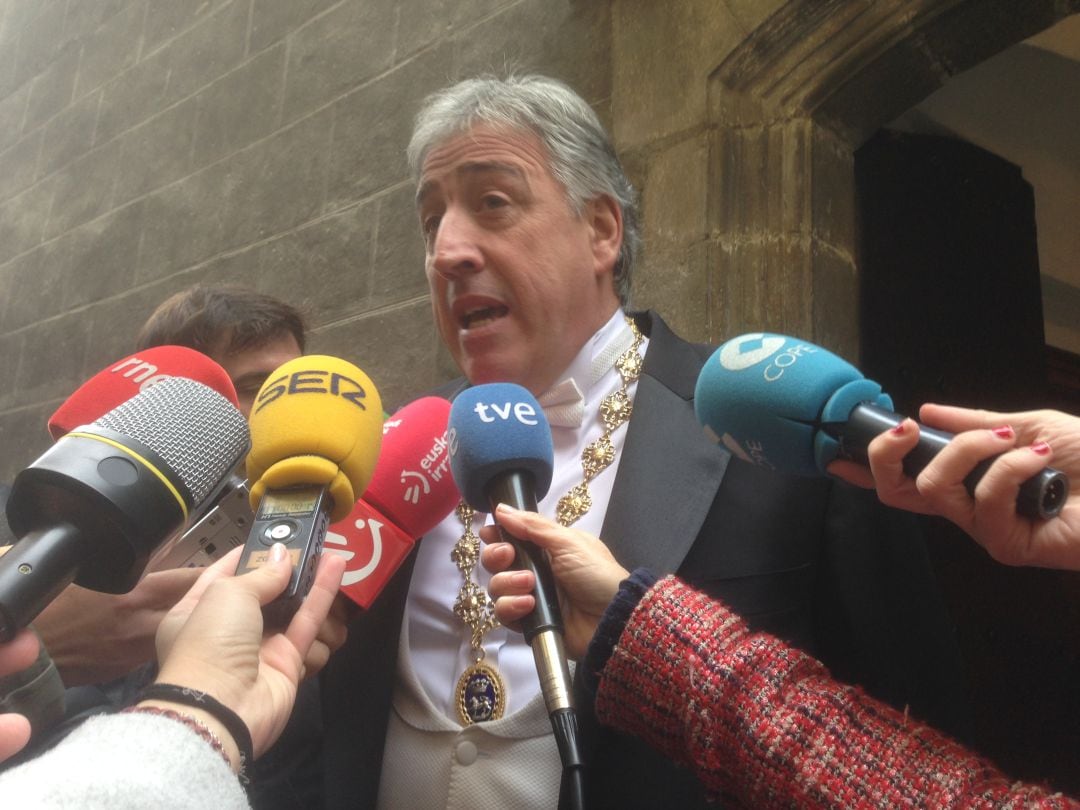 Joseba Asirón atendiendo a los medios frente a la iglesia San Saturnino