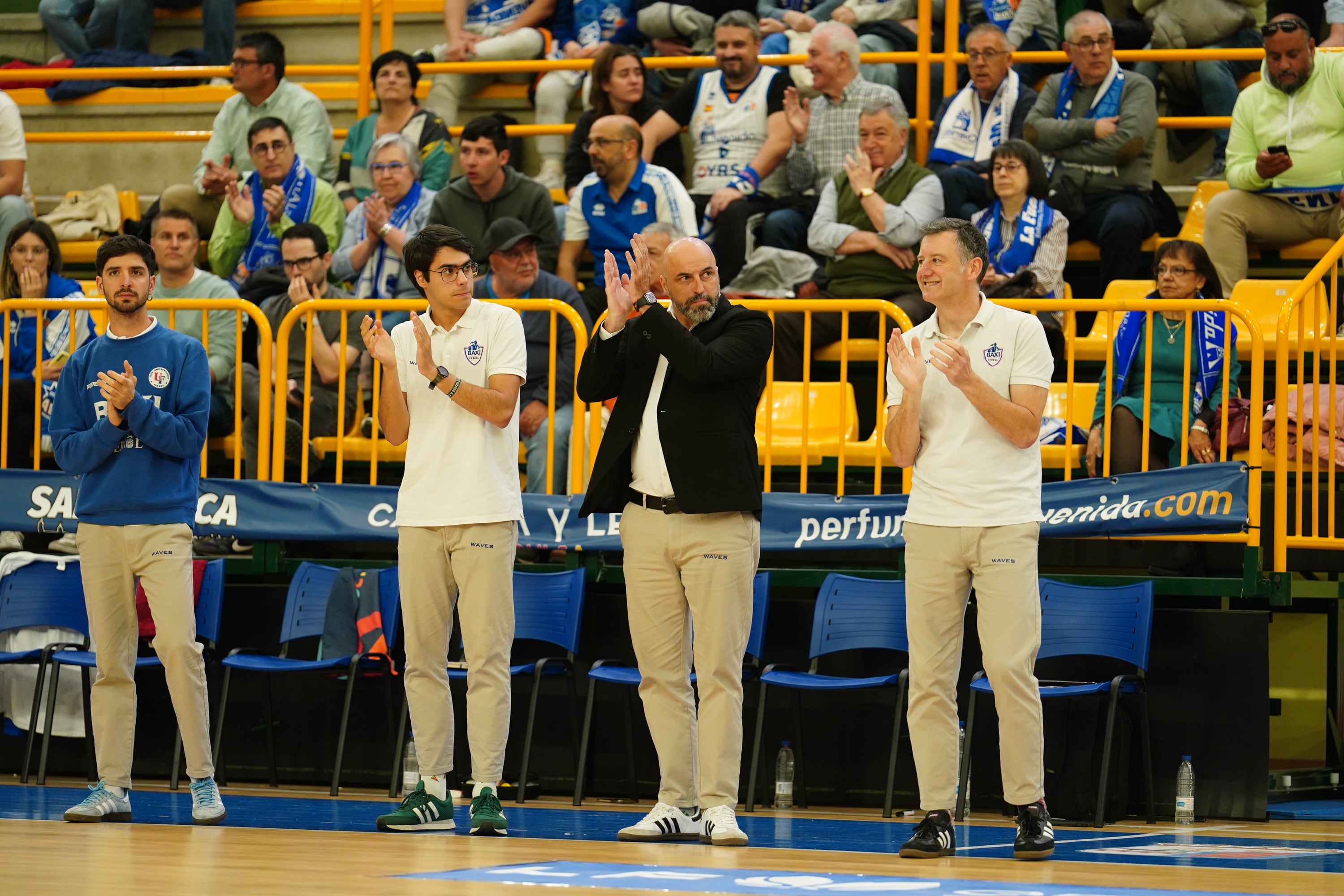 Lino López, junto a su cuerpo técnico en el banquillo del pabellón de Würzburg durante el Perfumerías Avenida-Baxi (foto: Manuel Laya / Prensa2 para Cadena SER)