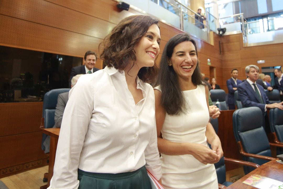 La presidenta de la Comunidad de Madrid, Isabel Díaz Ayuso y la portavoz de Vox en la Asamblea de Madrid, Rocío Monasterio