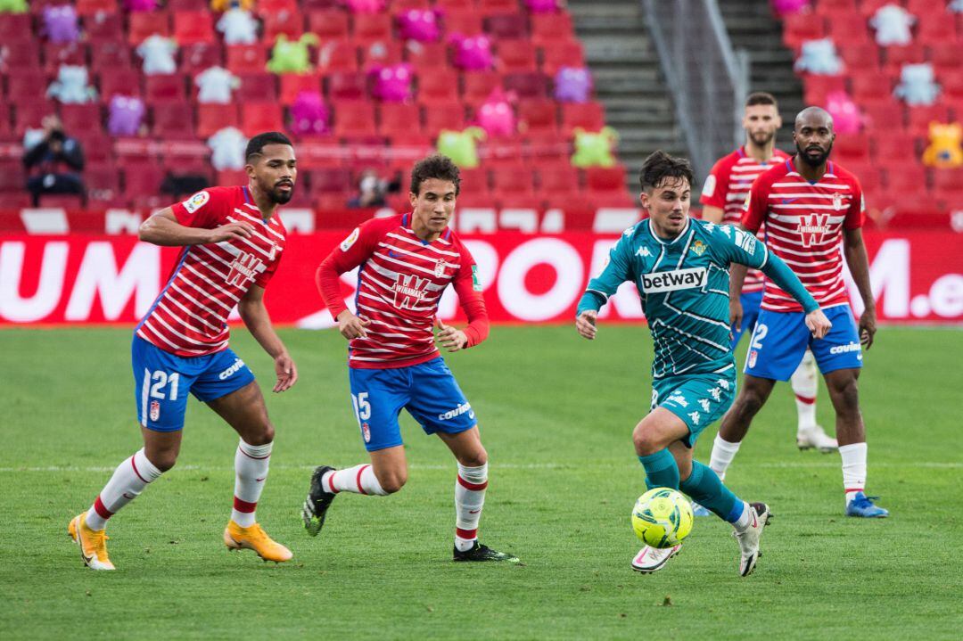Rodri, en una acción del encuentro frente al Granada.