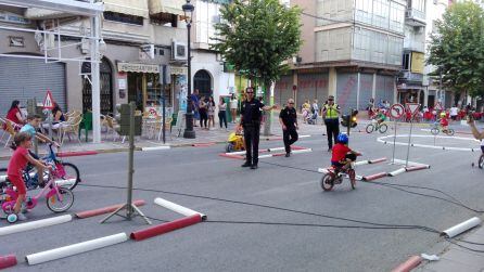 Momento en el que la Policía Local dirige el circuito de Educación Víal