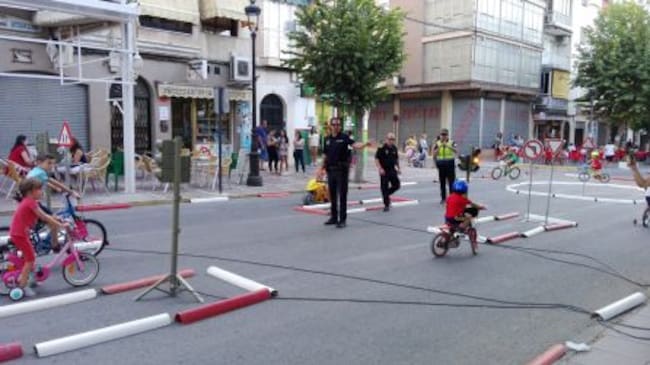 Momento en el que la Policía Local dirige el circuito de Educación Víal