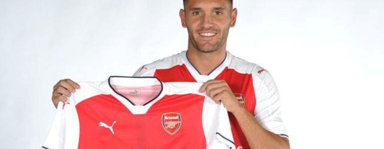 Lucas Pérez con la camiseta del Arsenal.