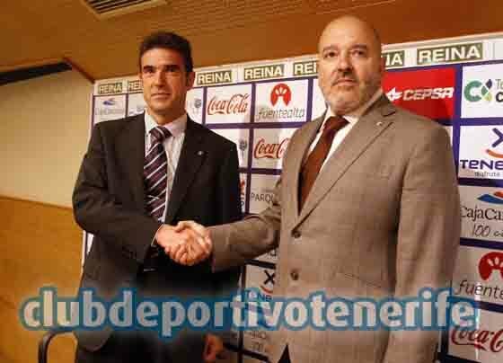 Gonzalo Arconada junto a Miguel Concepción antes del inicio de la temporada 2010-2011, última vez que el Tenerife descendió de Segunda División.