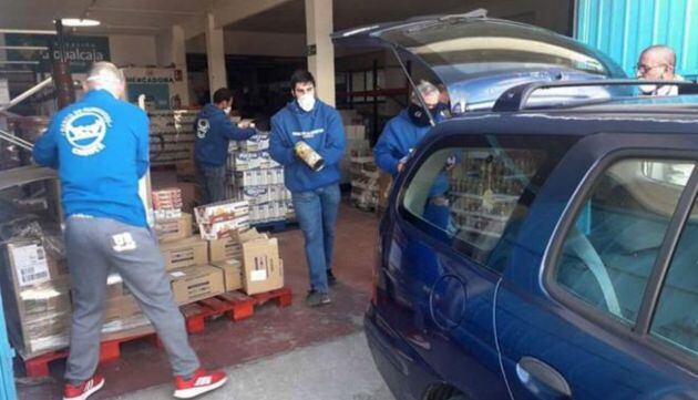 Reparto de alimentos en el almacén de Cuenca.