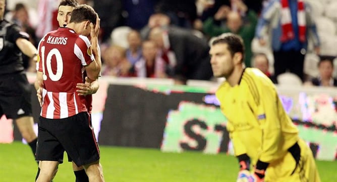 El delantero del Athletic de Bilbao Aduriz consuela a su compañero De Marcos en presencia del portero del Olympique de Lyon, Rémy Vercoutre