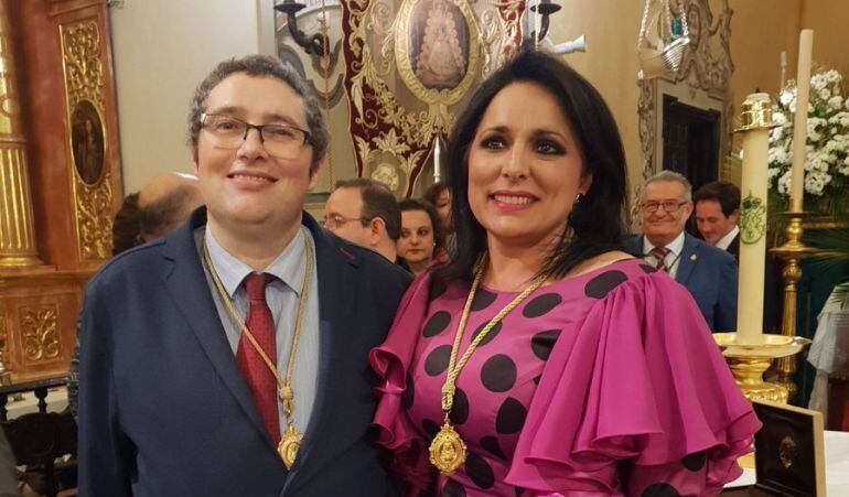 Juan Ignacio Reales, presidente de la Hermandad Matriz del Rocío de Almonte, junto a Eva Toro, elegida este Domingo de Resurrección como hermana mayor de la Romería de Pentecostés 2018