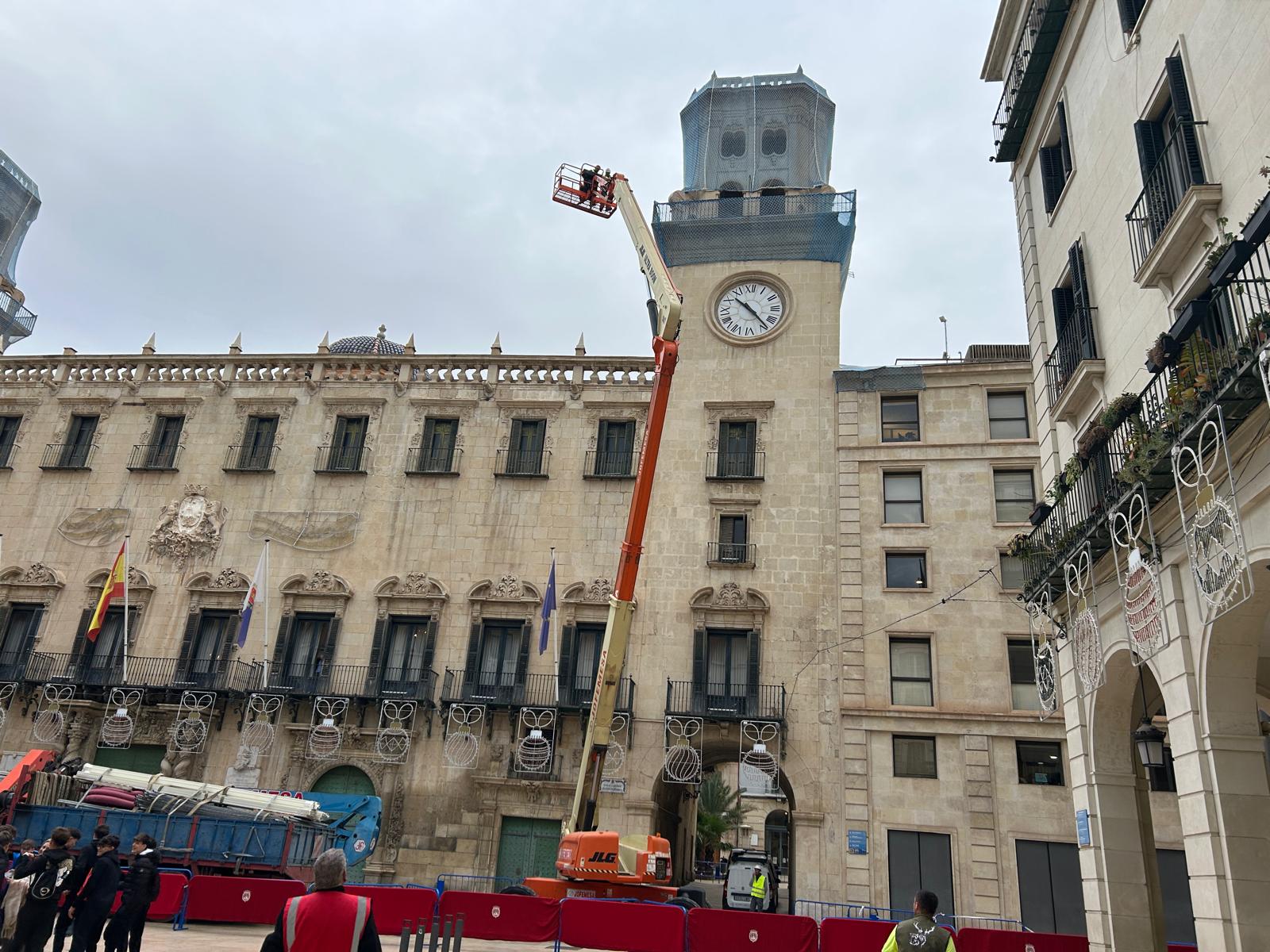 Arrancan los trabajos de emergencia para la protección de las torres del edificio del Ayuntamiento de Alicante