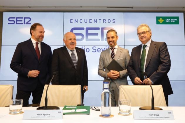 De izquierda a derecha: José Luis García Palacios, presidente de Caja Rural del Sur; Jesús Aguirre, consejero de Salud; Juan Bravo, consejero de Hacienda y Antonio Yélamo, director de la Cadena SER Andalucía