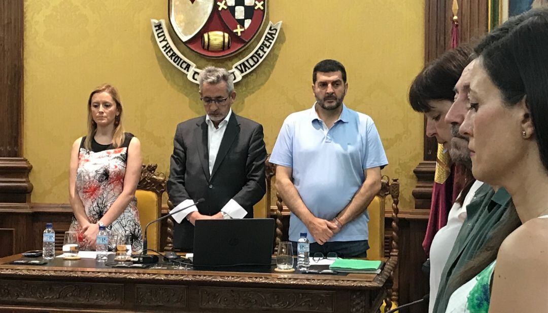 El pleno municipal se ha iniciado con un minuto de silencio en homenaje a las 22 víctimas mortales de la gran riada de Valdepeñas el 1 de julio de 1979