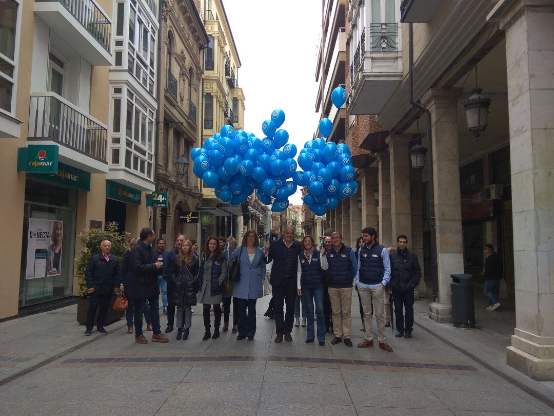 Esteban González Ponso durante su paseo por la calle Mayor