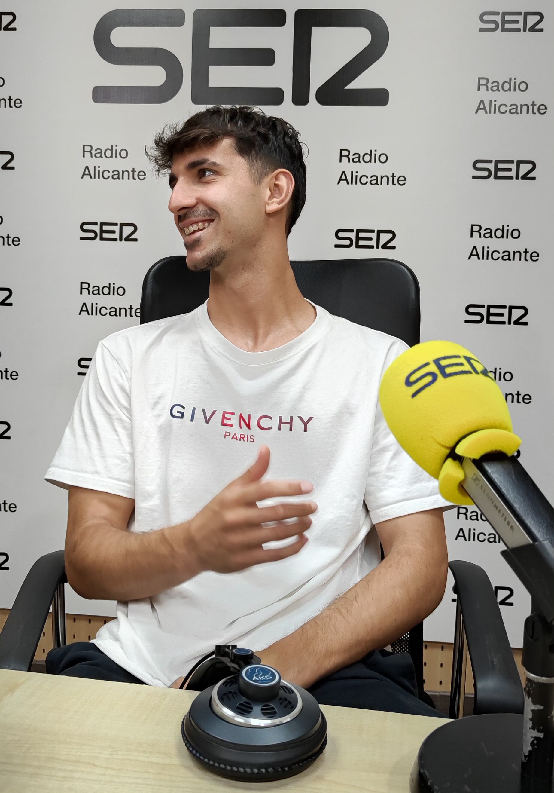 Oriol Soldevila, jugador del Hércules, en los estudios de Radio Alicante