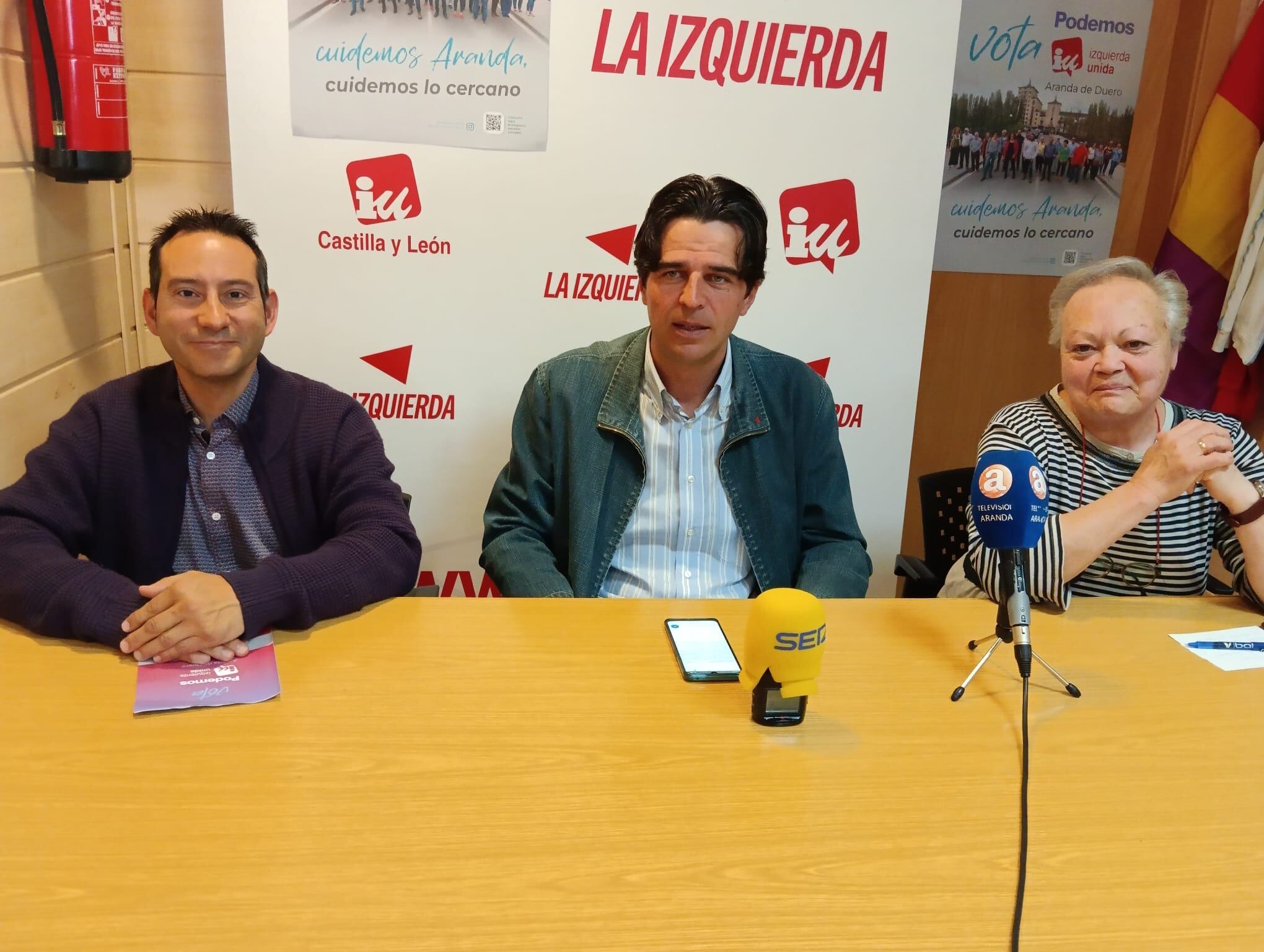 Gascón en el centro, acompañado del candidato a la Alcaldía, Andrés Gonzalo, y Concha Rollizo, miembro de la candidatura