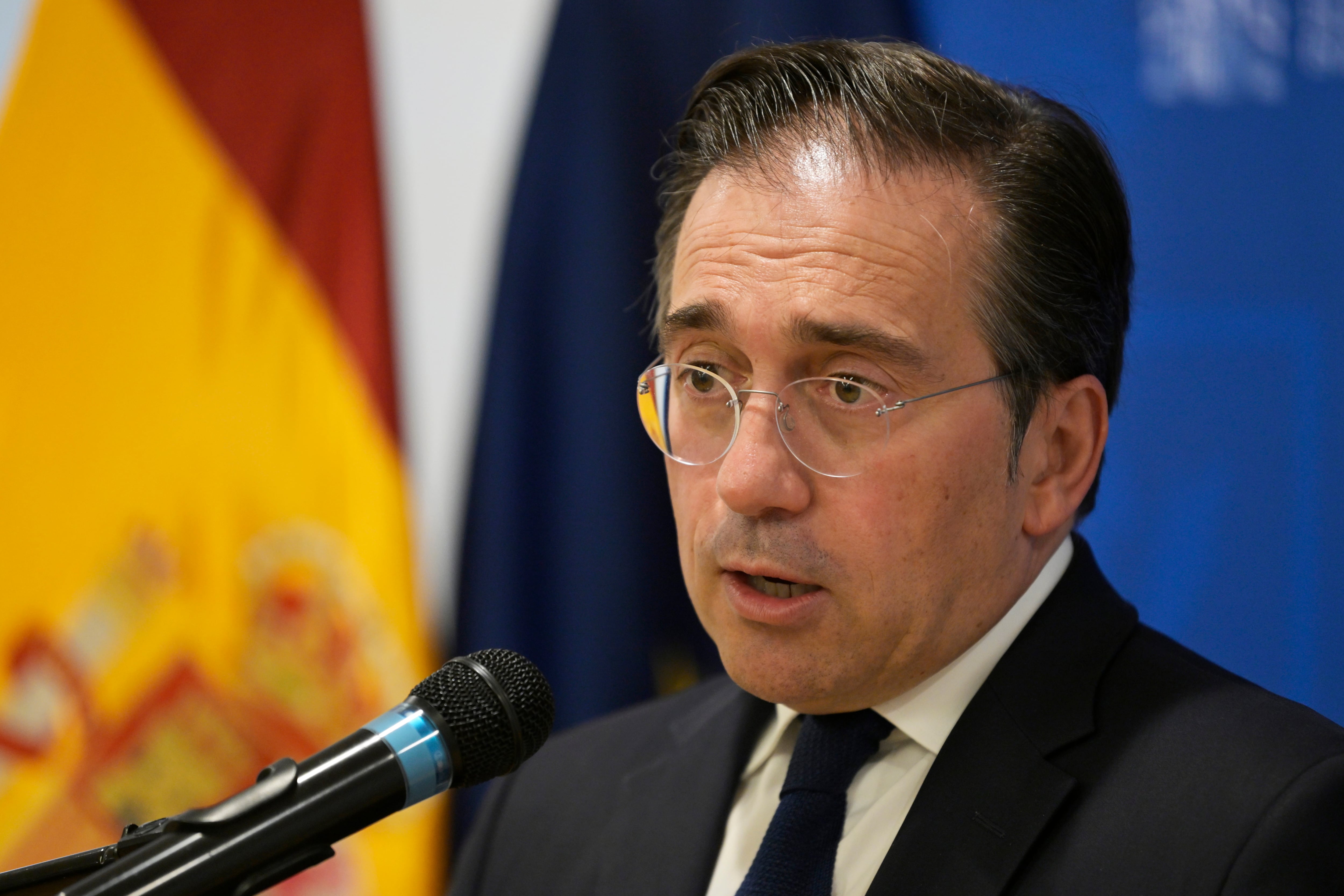 El ministro de Asuntos Exteriores de España, José Manuel Albares, habla durante una rueda de prensa este jueves, en la sede de la embajada de España en Washington (EE.UU.) EFE/ Lenin Nolly