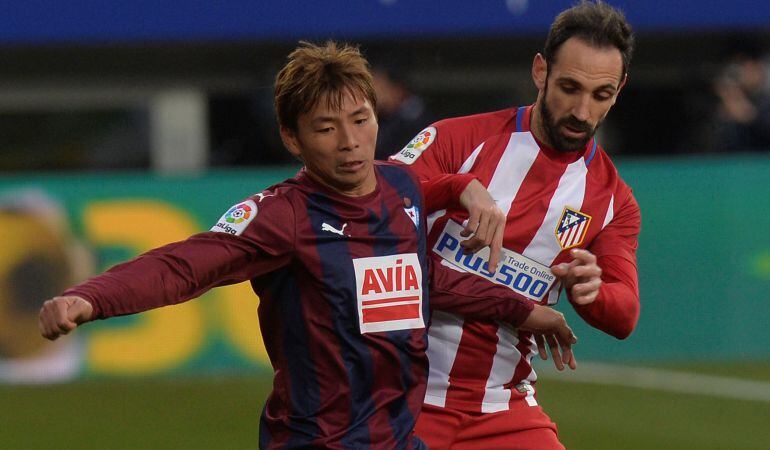 Juanfran, durante el partido ante el Eibar