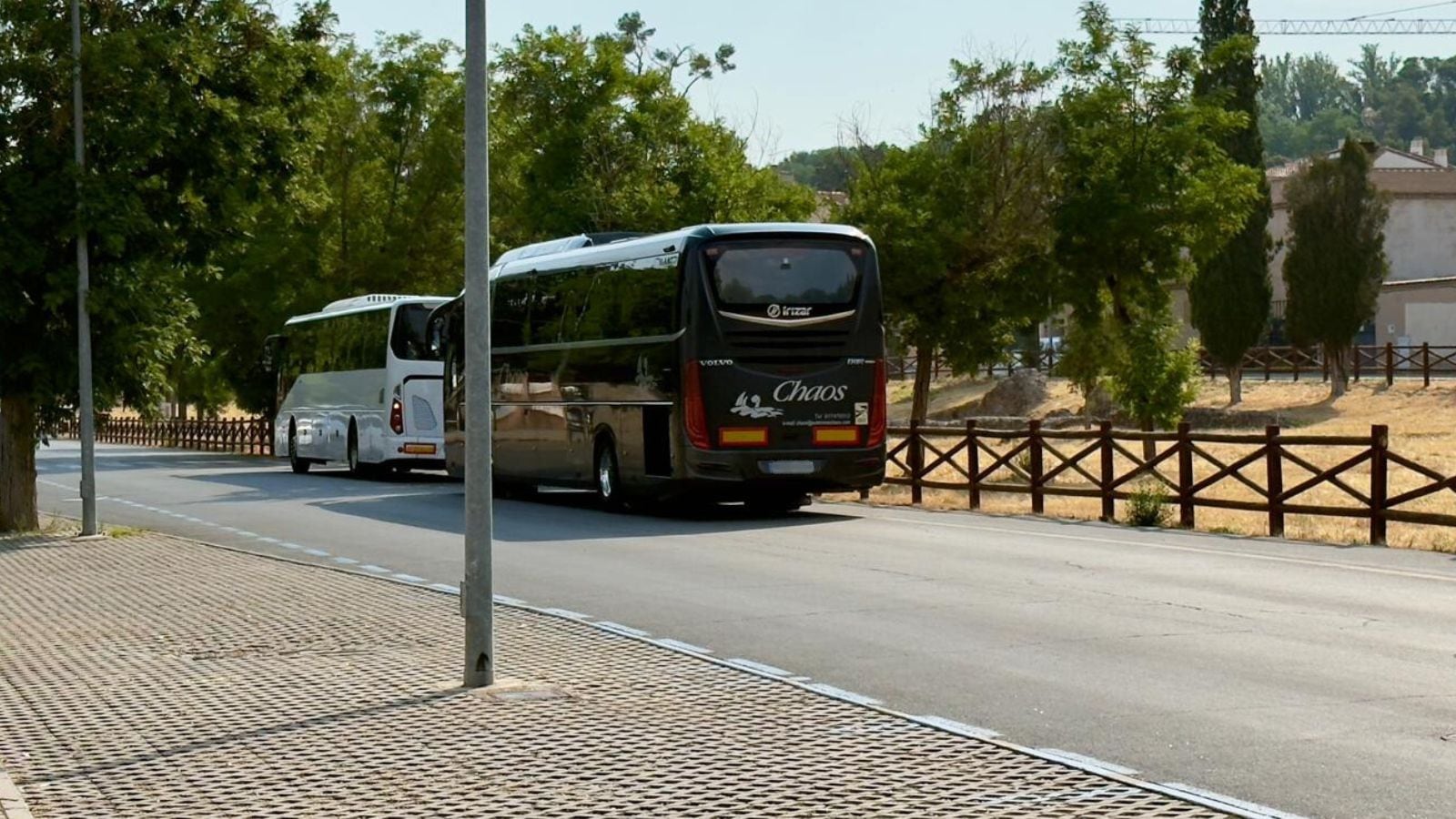 Imagen de archivo de dos autobuses estacionados en las inmediaciones del restaurante Venta de Aires de Toledo