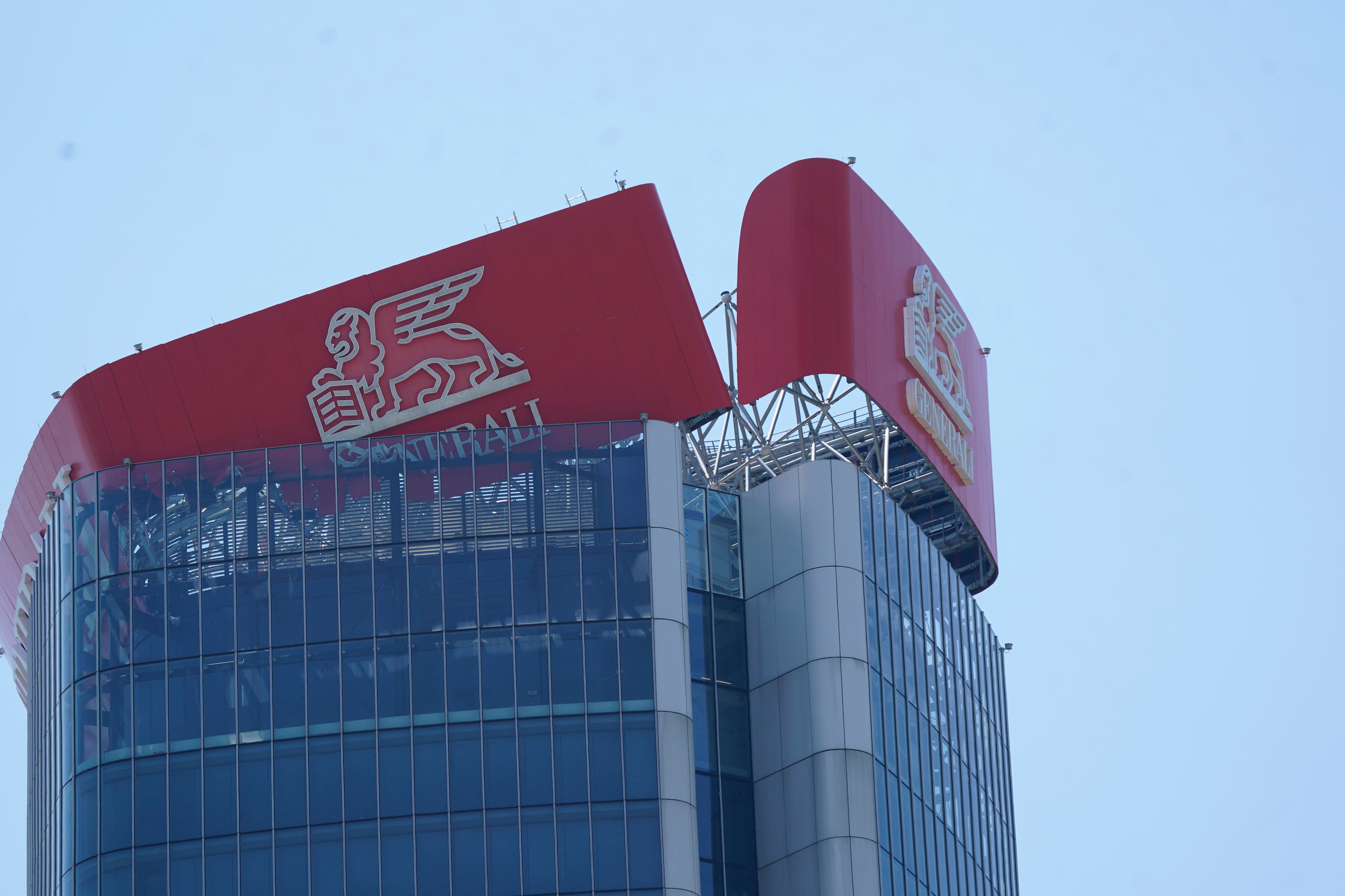 El cartel de Generali en la cima de la Torre Hadid se derrumba parcialmente el 30 de junio de 2025 en Milán, Italia. Pier Marco Tacca/Getty Images.