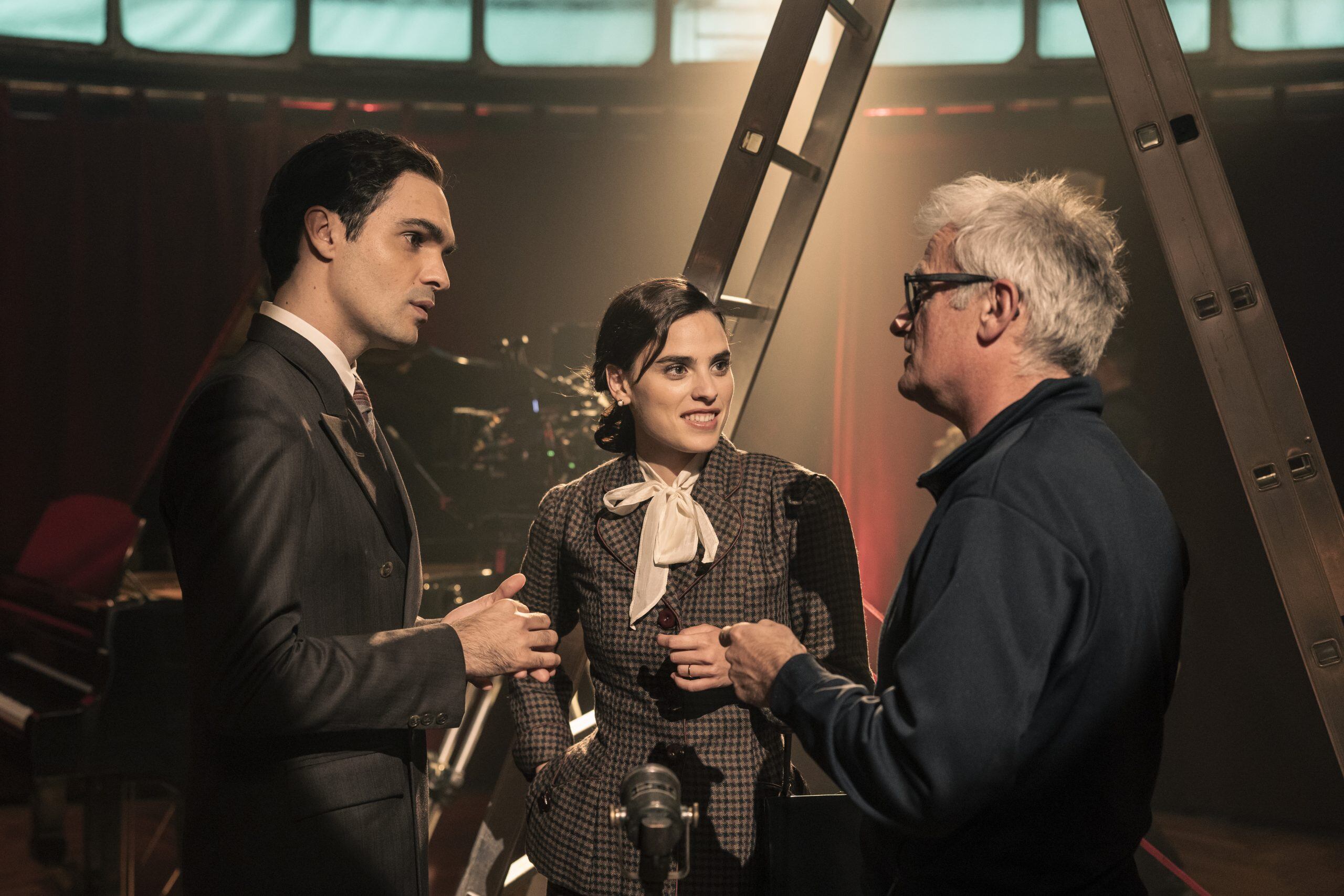 Fotograma del rodaje de &#039;Karmele&#039; con el director Asier Altuna y los protagonistas, Eneko Sagardoy y Jone Laspiur / CARAMEL FILMS