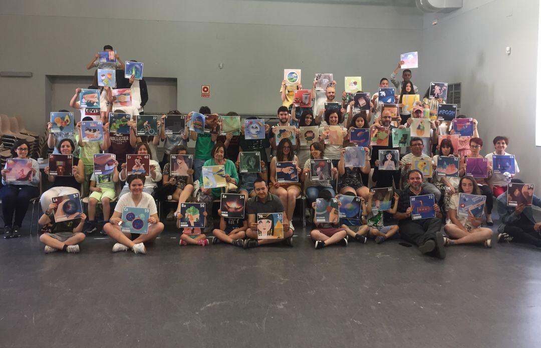 Un centenar de personas participan en esta jornada en la que se realizaron 16 experimentos científicos, tres entrevistas teatralizadas y la representación humana de la tabla periódica