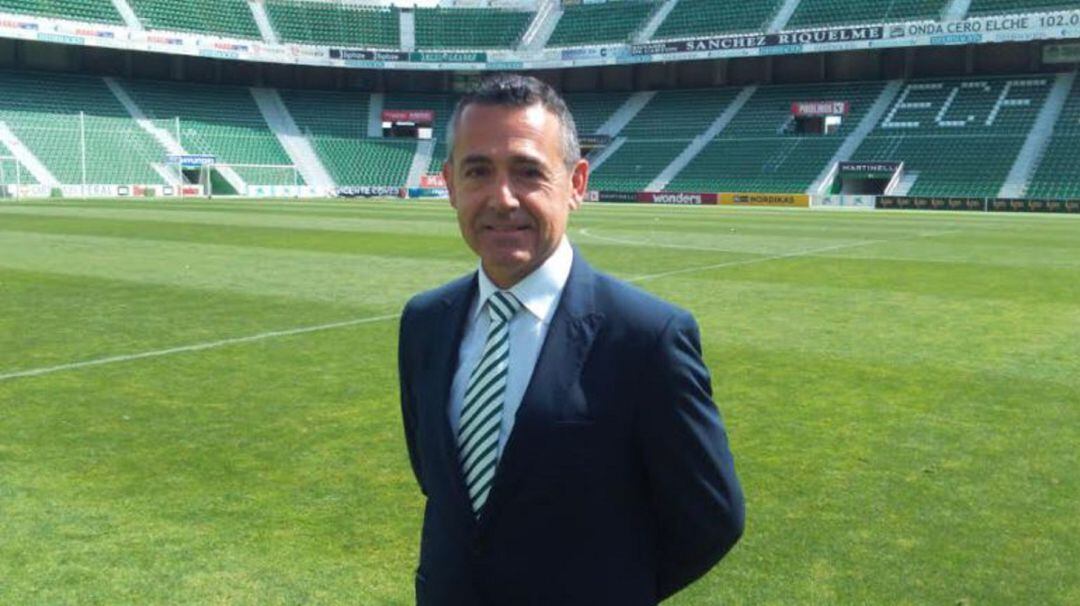 El presidente del Elche, Diego García, posa en el Martínez Valero