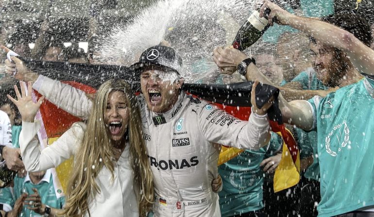 El alemán Nico Rosberg (Mercedes) celebra con su mujer su primer título de campeón del mundo de Fórmula 1.