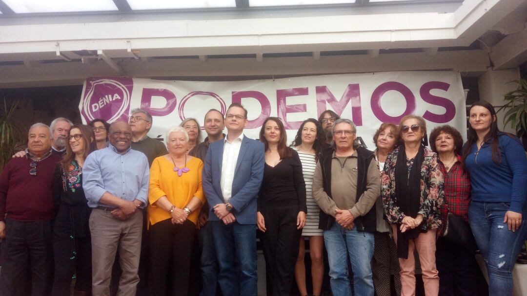 Miembros de la candidatura de Podemos Dénia, con Martínez Dalmau.