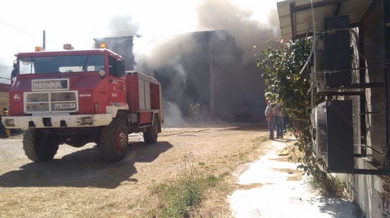 Incendio en una nave agrícola en Abrairas, A Braña (Baleira)