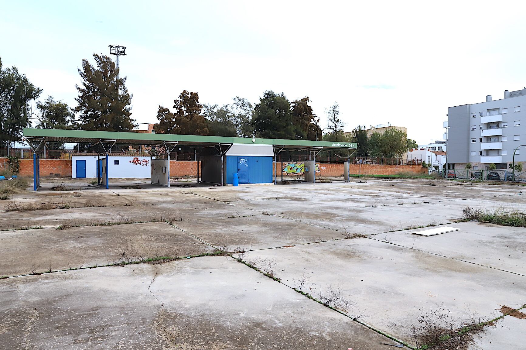 Desmontaje de las instalaciones del Elefante Azul de la barriada de La Plata