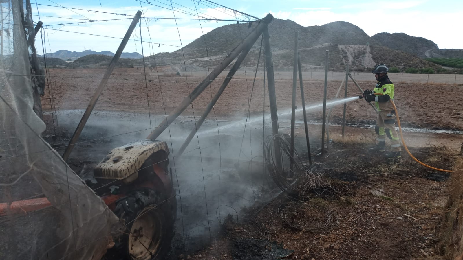 Servicios de emergencia han sofocado el incendio que se ha originado en un invernadero, en Águilas