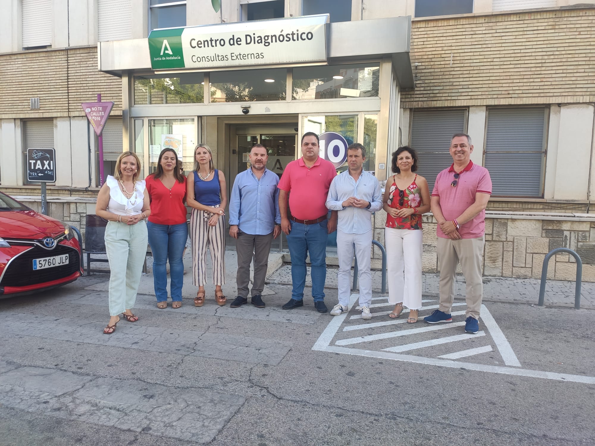 Integrantes del PSOE de Jaén a las puertas del Centro de Diagnóstico del Hospital de Jaén.