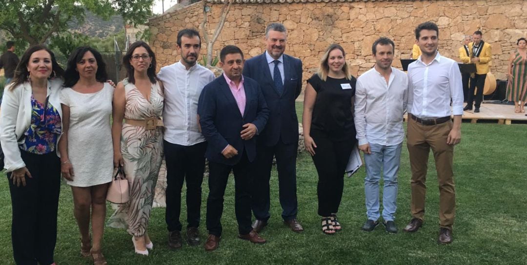 Representantes políticos y empresariales en la inauguración del Hotel Aguas de Arbuniel.