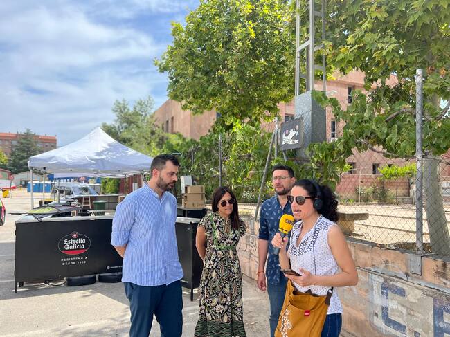 Carles Sansalvador, edil de Juventud; Lorena Zamorano, edil de Turismo y Àlex Cerradelo, vicealcalde, junto a Maribel Vicedo al inicio del programa 'Hoy por hoy Alcoy' desde la plaza Al-Azraq.