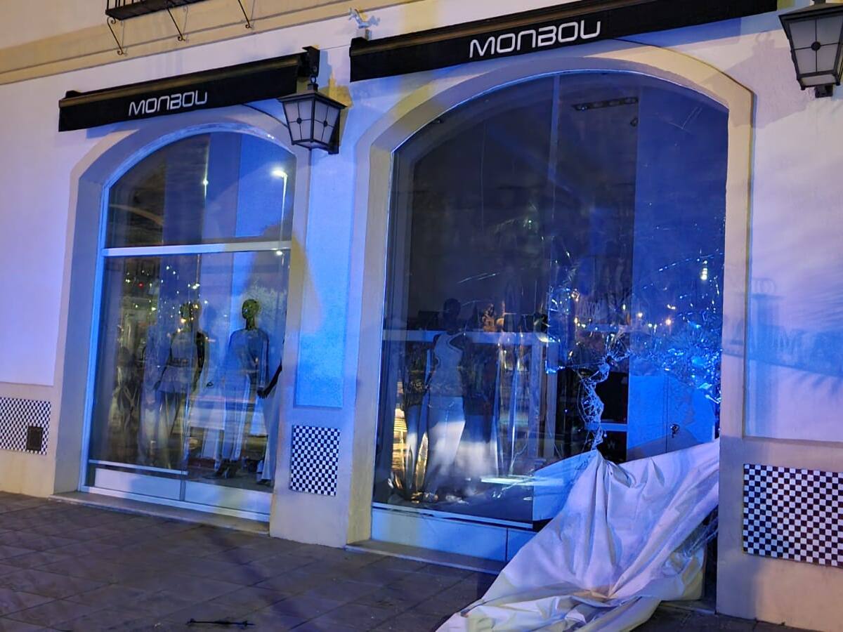 Roban por el método del butrón un comercio en Plaza Mayor y se llevan numerosa ropa de marca