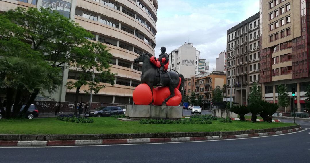 La escultura de Hernán Cortes con la intervención de Cáceres Abierto