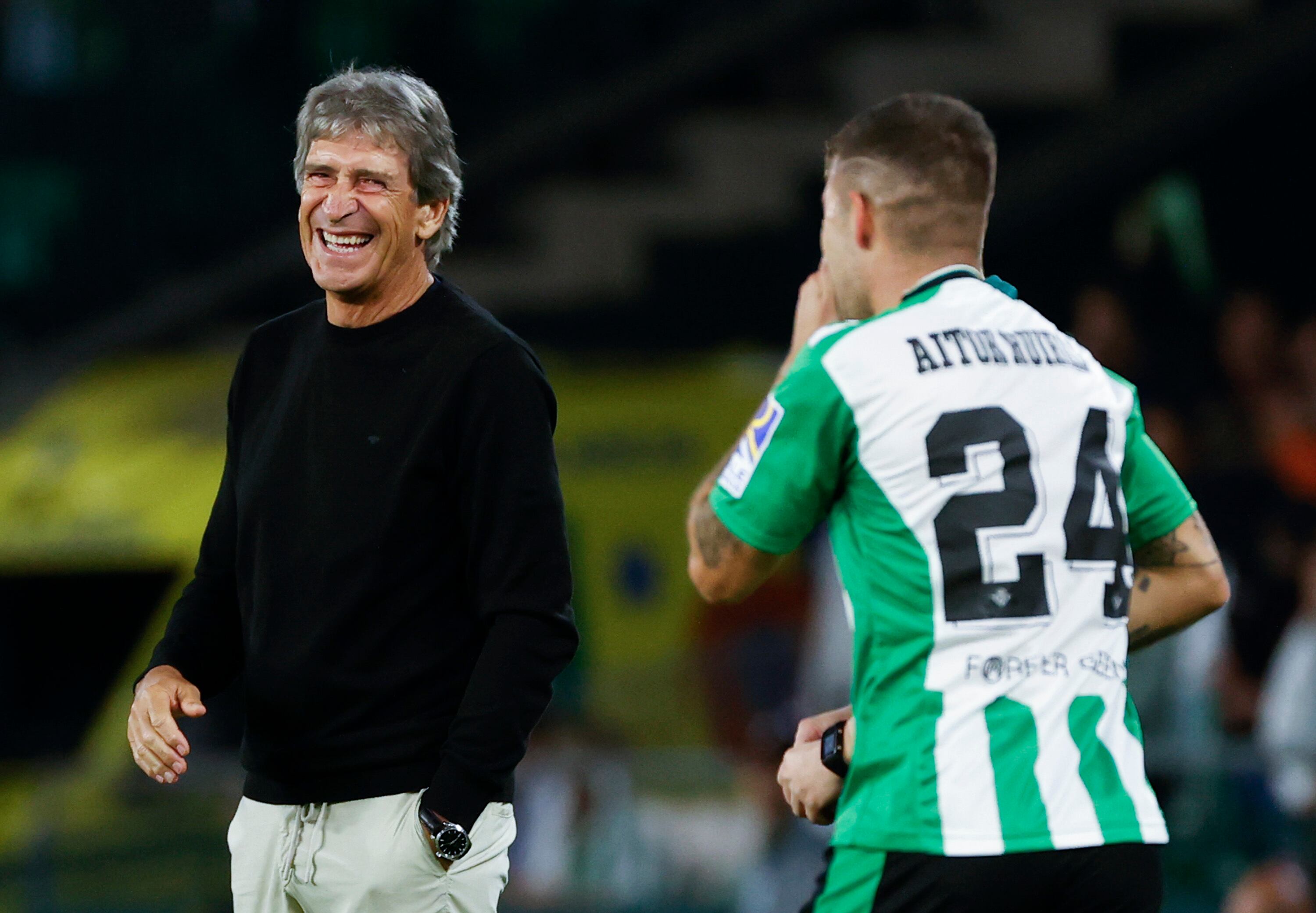 SEVILLA, 03/11/2022.- El delantero del Real Betis, Aitor Ruibal (d) celebra con su entrenador Manuel Pellegrini (i) su tanto ante el HJK Helsinki, durante el partido de la jornada 6 de la fase de grupos de la Liga Europa que se juega este jueves en el estadio Benito Villamarín. EFE/ Julio Muñoz
