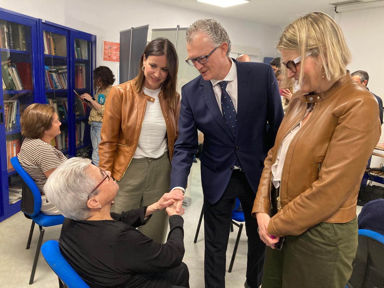 Juan José Pedreño saludando a una usuaria del centro de Salud del Carmen