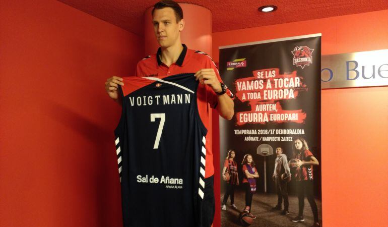 Johannes Voigtmann posa con la que será su camiseta durante su presentación como jugador del Baskonia.