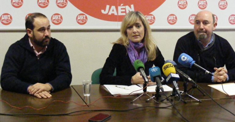 La secretaria general de UGT en Andalucía, Carmen Castilla, y el secretario provincial, Manuel Salazar, a su izquierda.