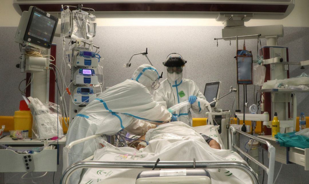 Facultativos atienden a un paciente con Covid-19 en la UCI del Hospital Reina Sofía de Córdoba.