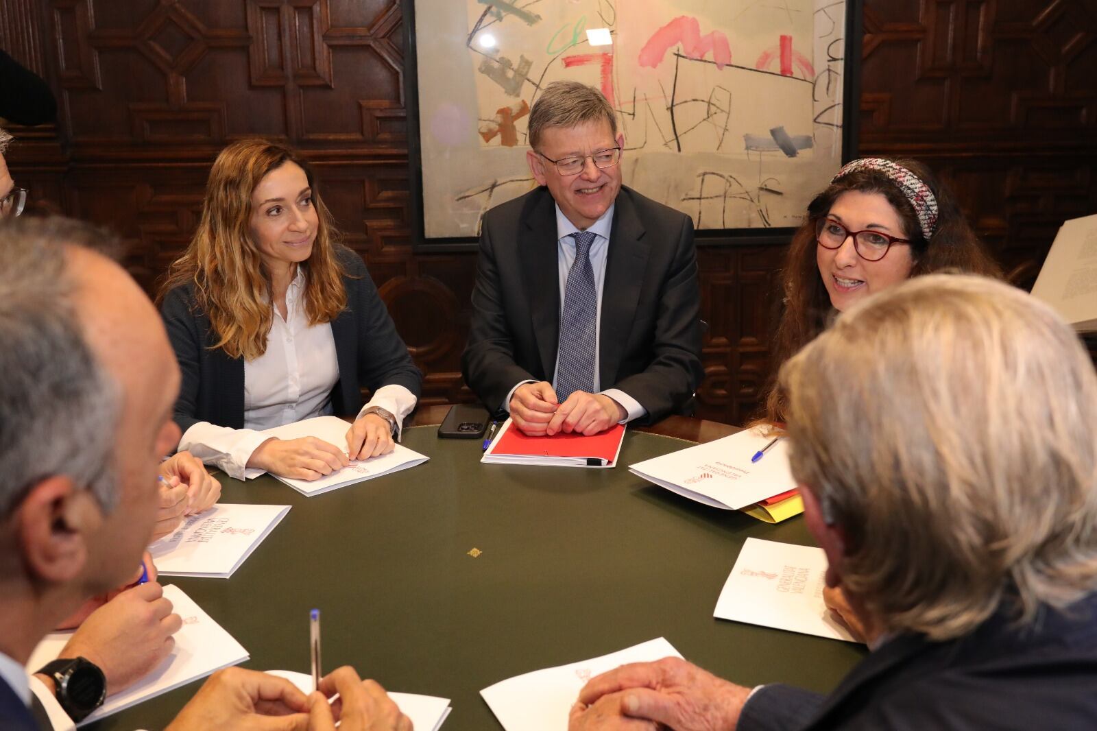 El president Ximo Puig y la consellera Isaura Navarro se reúnen con los representantes de los regantes. Fuente: GVA