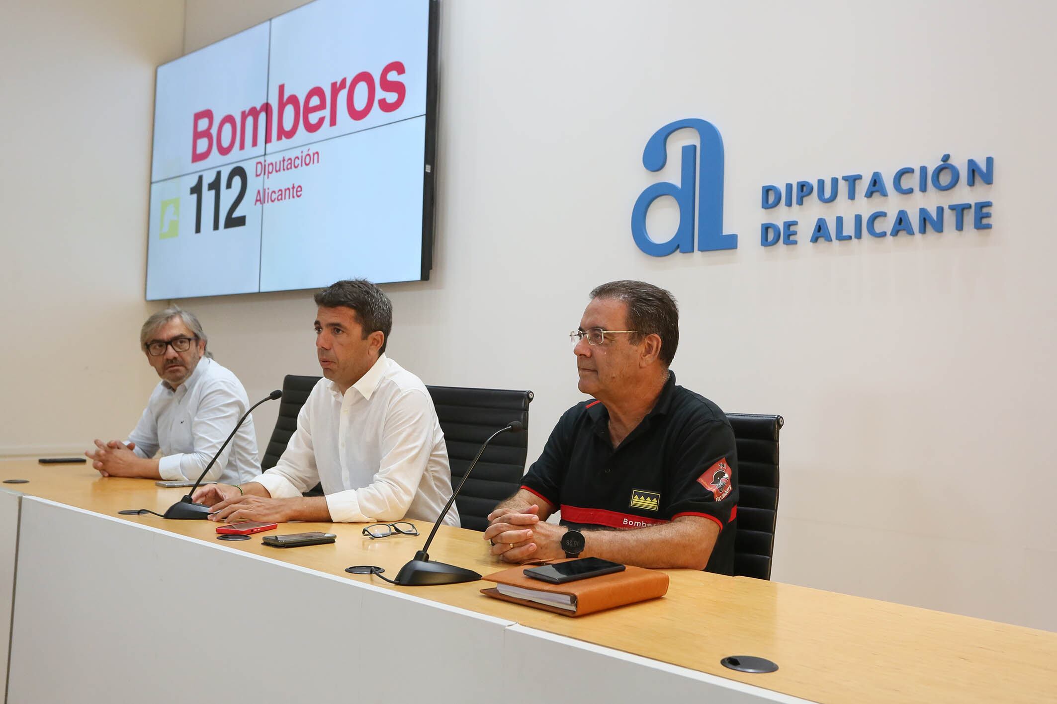 El diputado provincial de Emergencias, Javier Sendra, el presidente de la Diputación de Alicante, Carlos Mazón, y el inspector jefe del Consorcio, José Rubio.