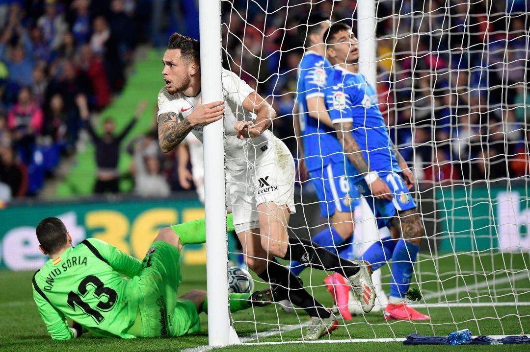 Lucas Ocampos (c) celebra el gol ante el Getafe CF que abrió el marcador antes del descanso. 